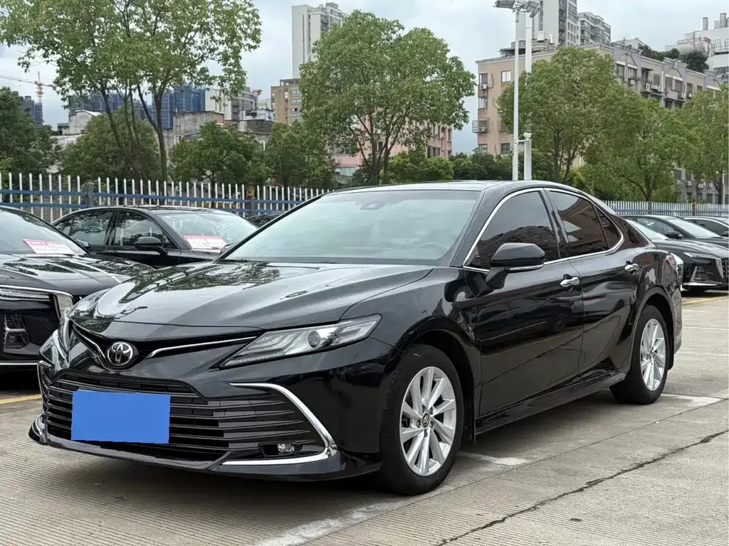Toyota Camry — фото 1