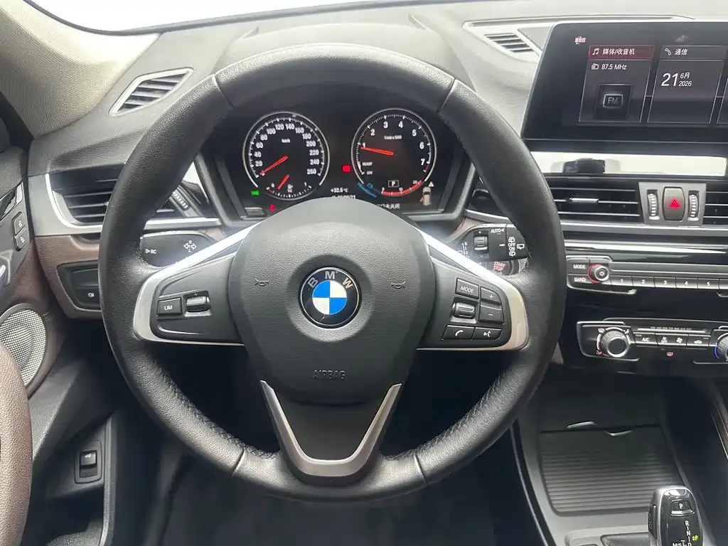 BMW X1 — фото 9