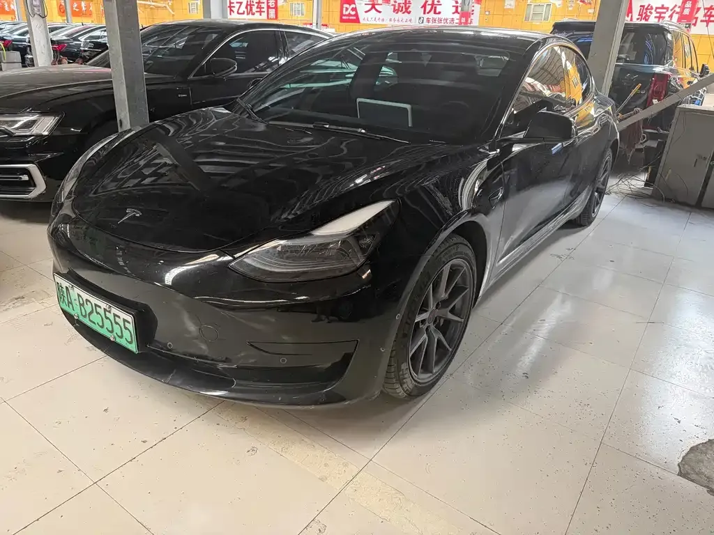 Tesla Model 3 — фото 1