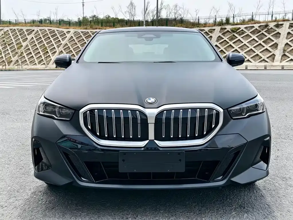 BMW 5 Series — фото 1