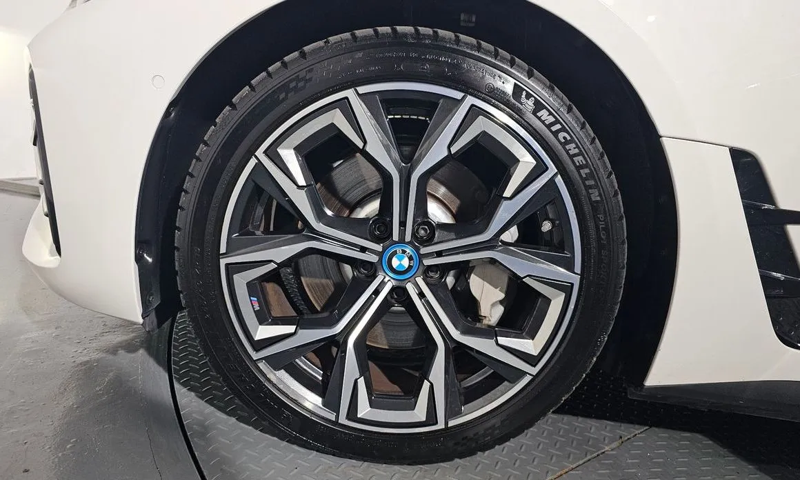 BMW i4 — фото 5