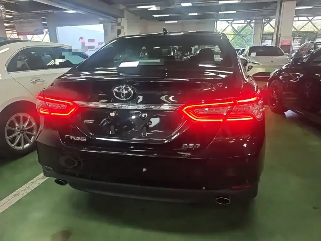 Toyota Camry — фото 10
