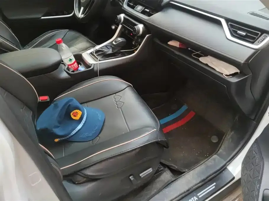 Toyota RAV4 — фото 10