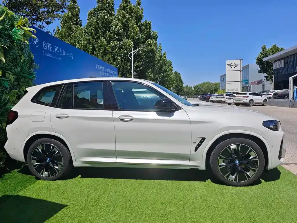 BMW iX3 — фото 9