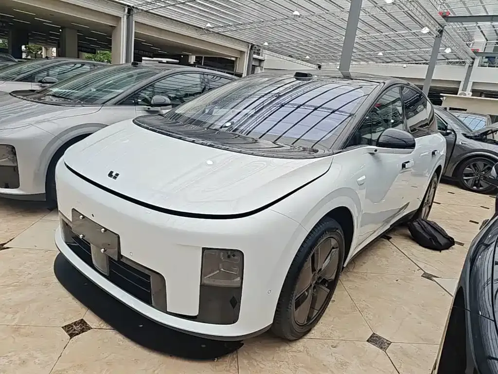 Li Auto i8 — фото 10