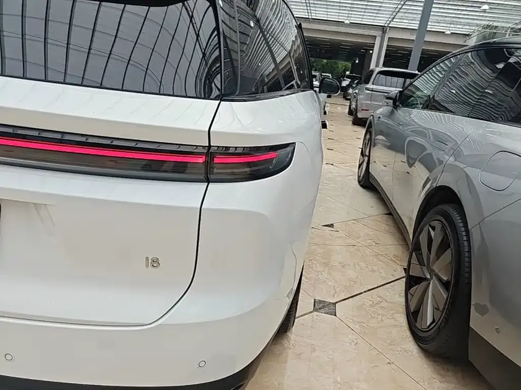 Li Auto i8 — фото 5