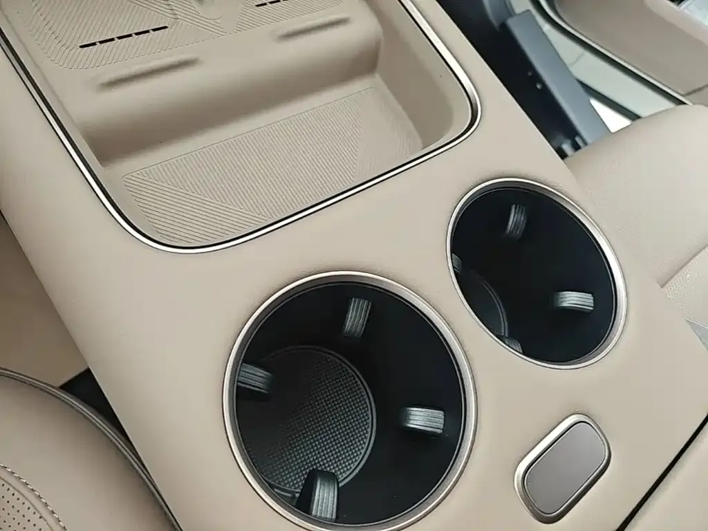 Li Auto i8 — фото 9