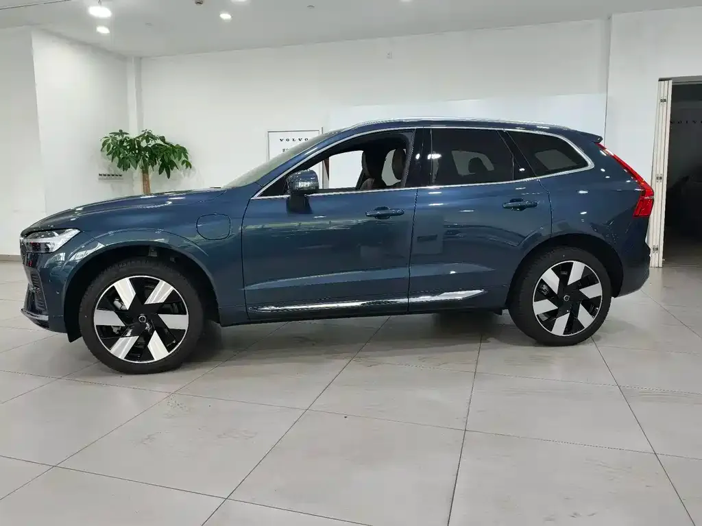Volvo XC60 PHEV — фото 4