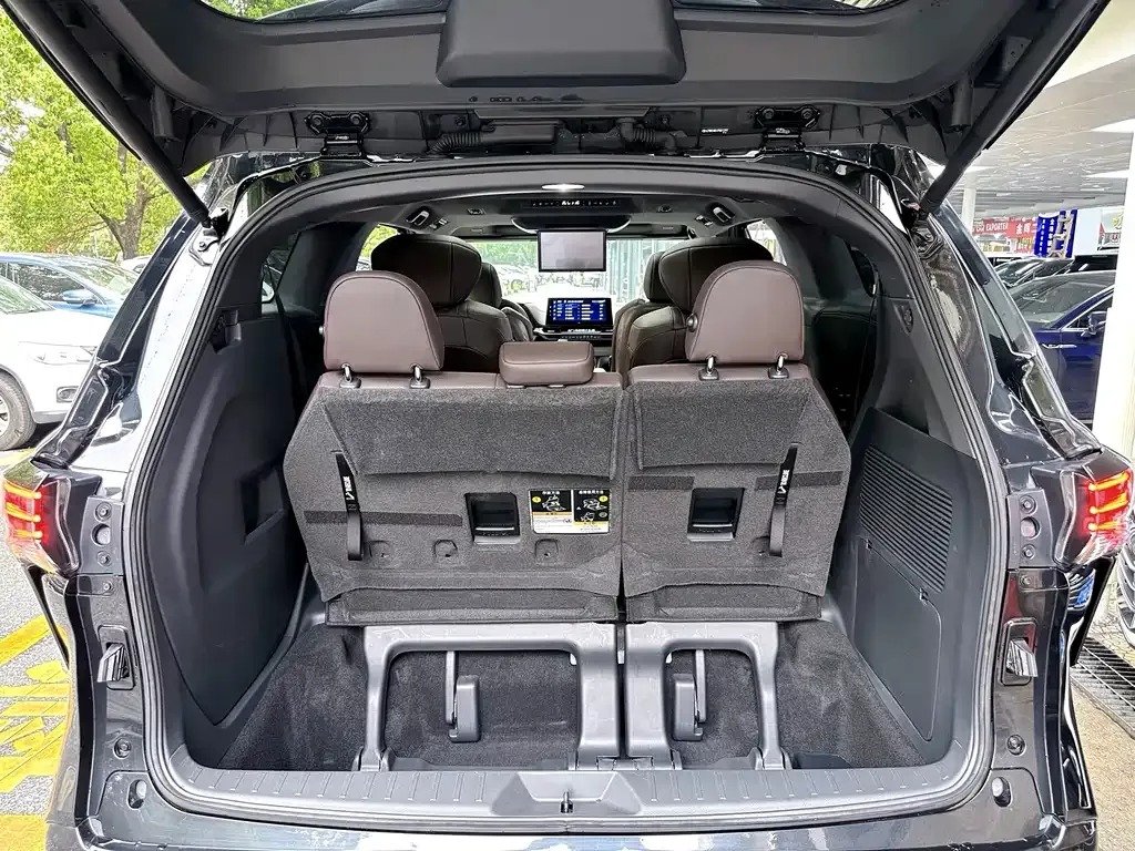 Toyota Granvia — фото 10