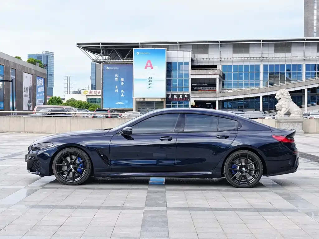 BMW 8 Series — фото 2