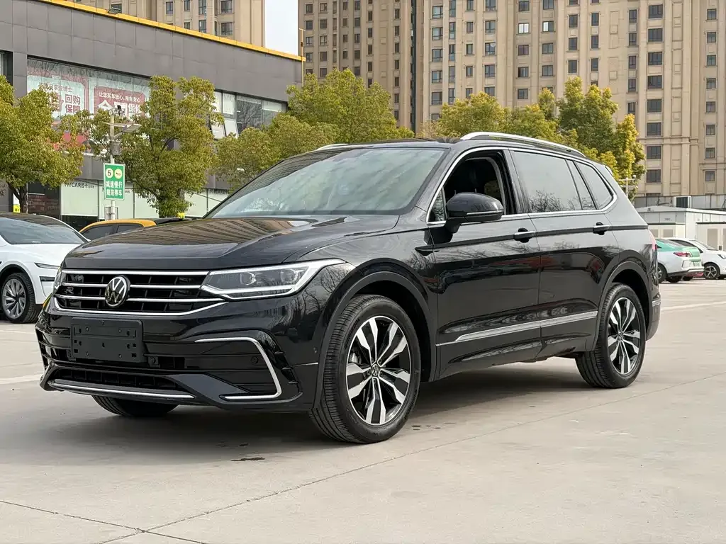 Volkswagen Tiguan L — фото 1