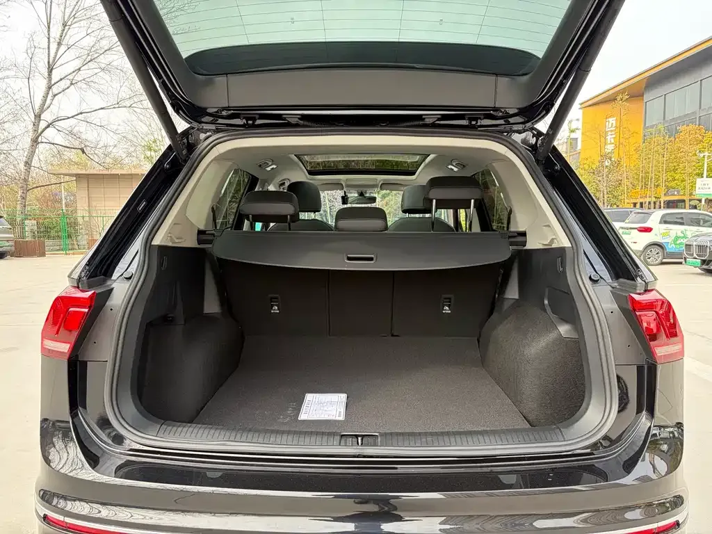 Volkswagen Tiguan L — фото 3