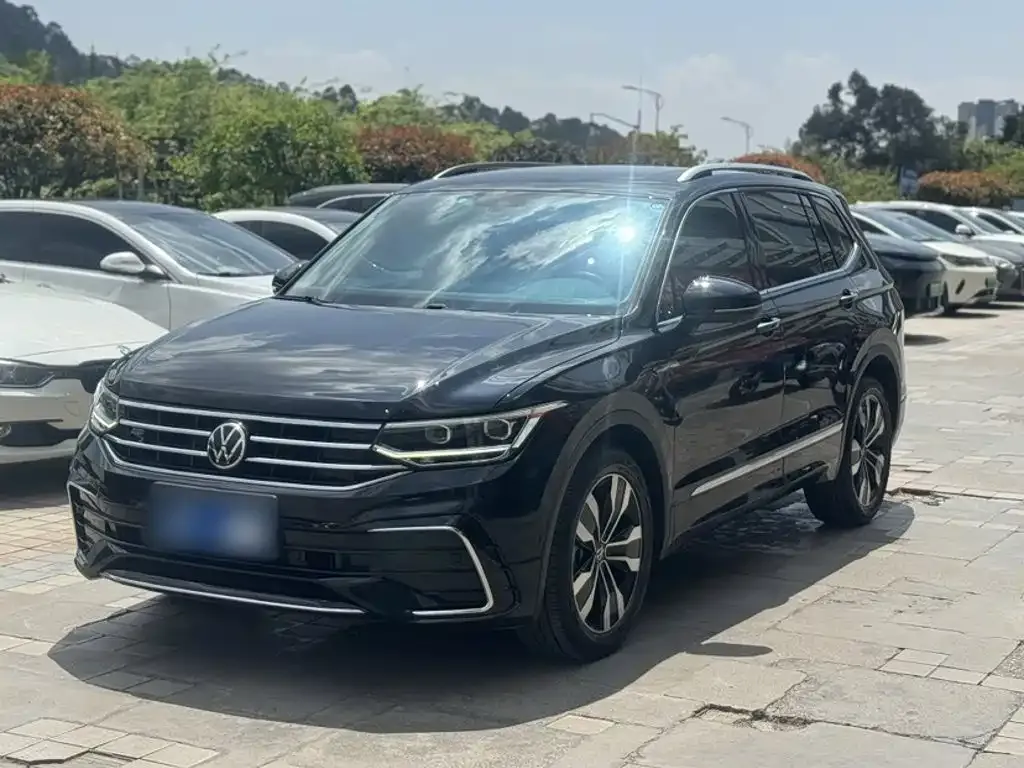 Volkswagen Tiguan L — фото 1