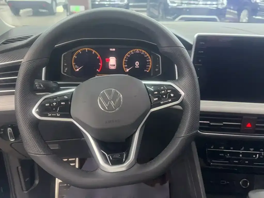 Volkswagen Tiguan L — фото 5