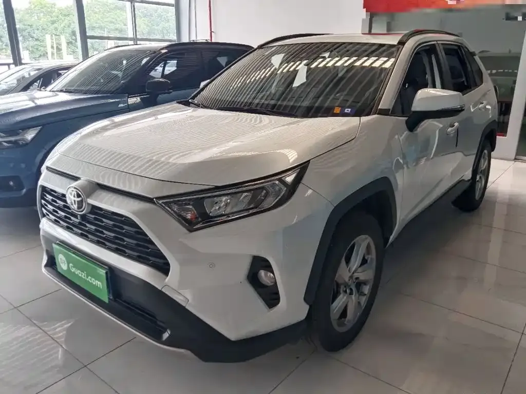 Toyota RAV4 — фото 1