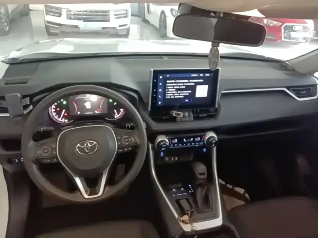Toyota RAV4 — фото 8
