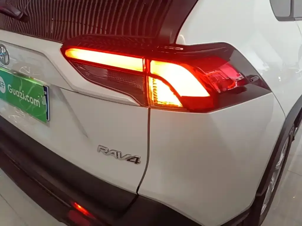Toyota RAV4 — фото 2