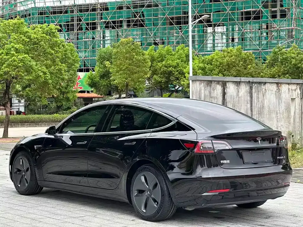 Tesla Model 3 — фото 9