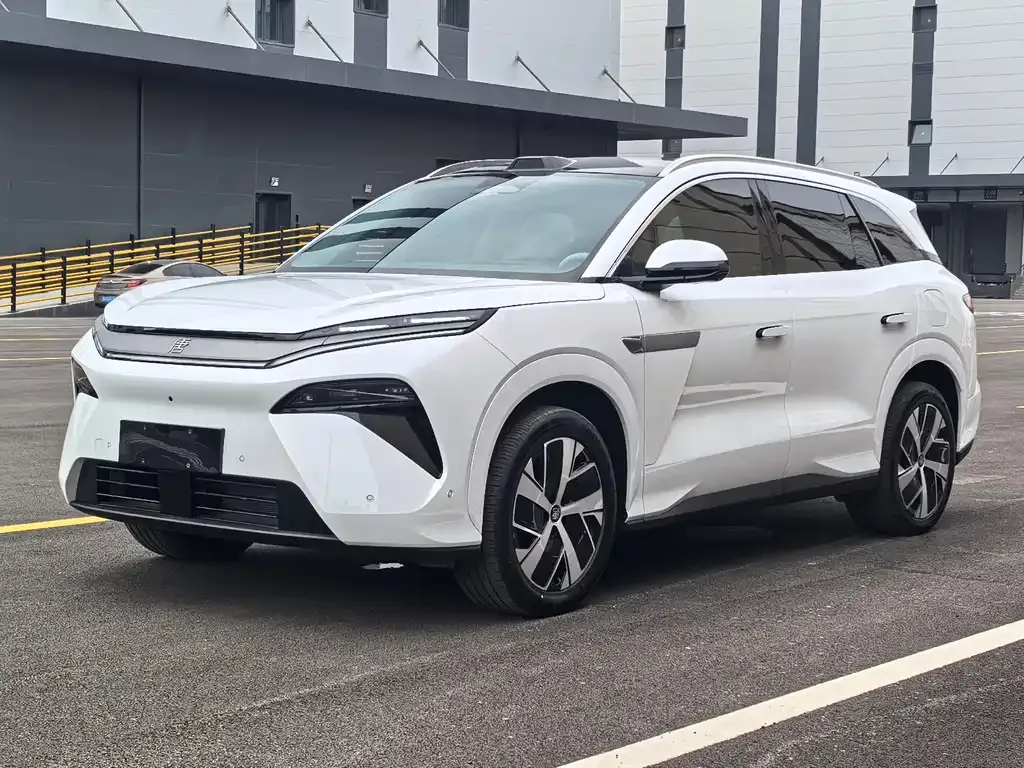 BYD Tang L — фото 1
