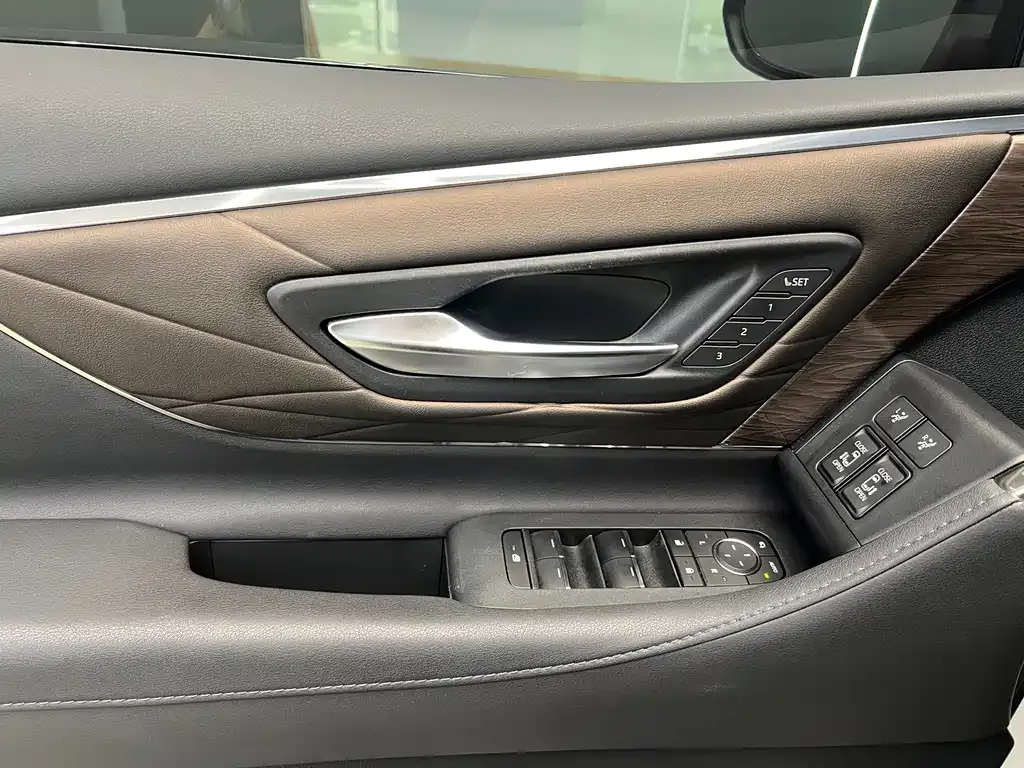 Toyota Vellfire — фото 4