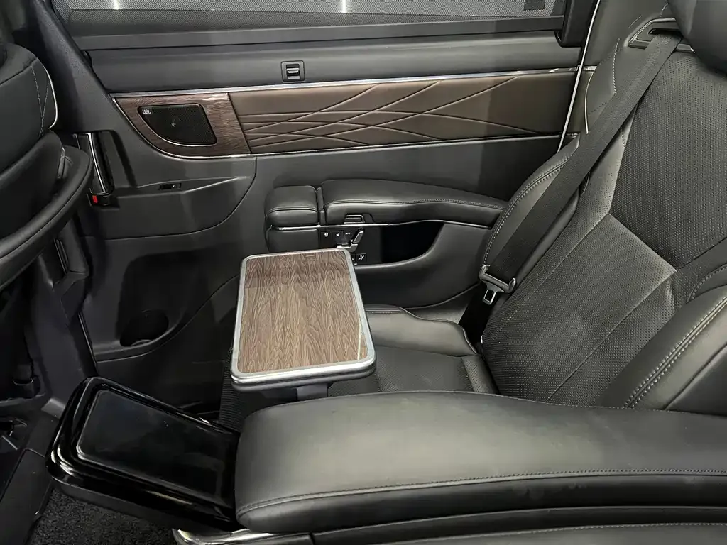 Toyota Vellfire — фото 2