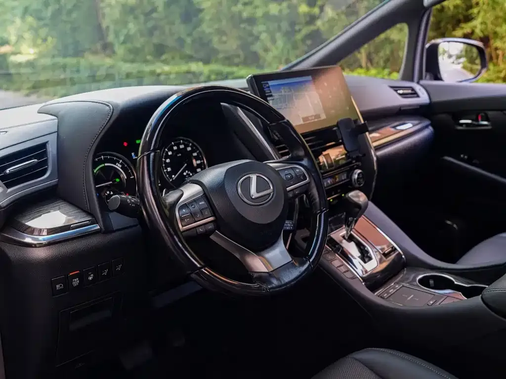Lexus LM — фото 3