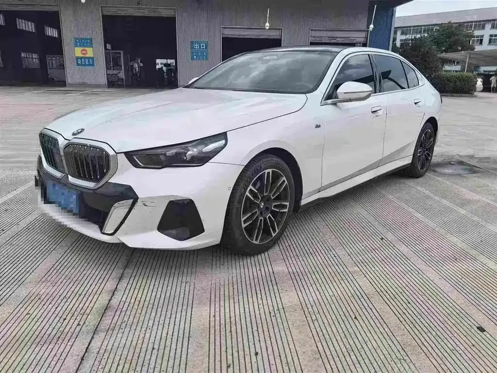 BMW 5 Series — фото 1