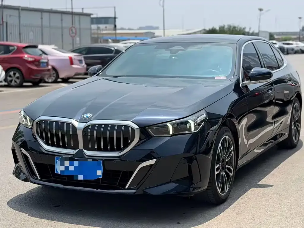 BMW 5 Series — фото 1