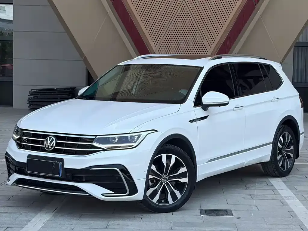 Volkswagen Tiguan L — фото 1