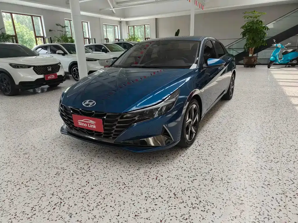 Hyundai Elantra — фото 1