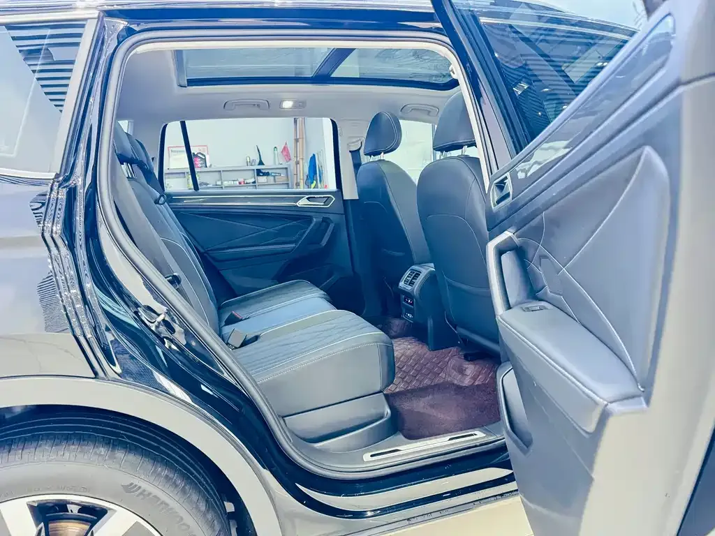 Volkswagen Tiguan L — фото 10