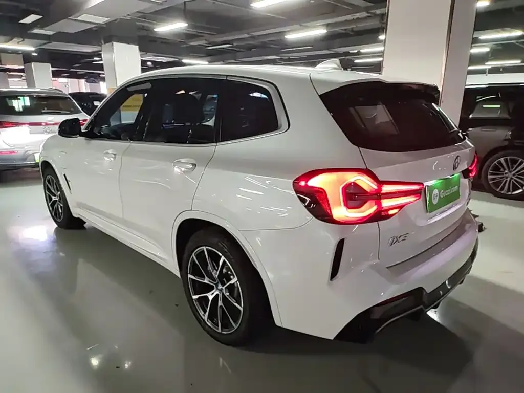 BMW iX3 — фото 10