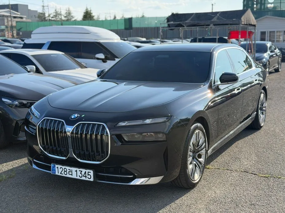 BMW 7-Series — фото 1