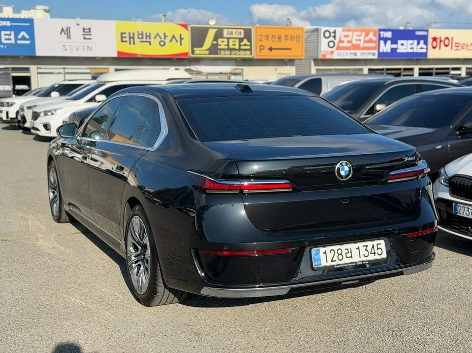 BMW 7-Series — фото 10