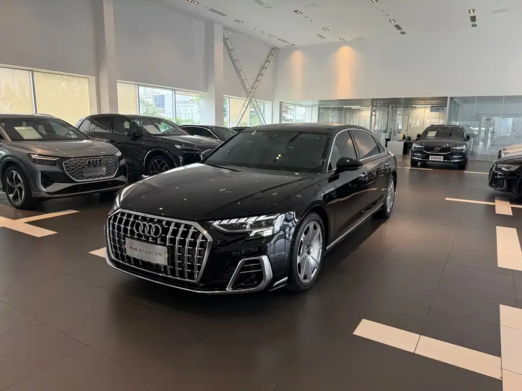 Audi A8 — фото 1