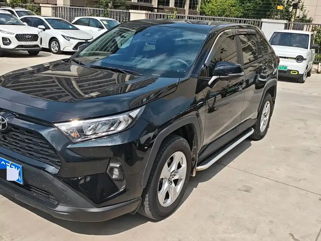 Toyota RAV4 — фото 1