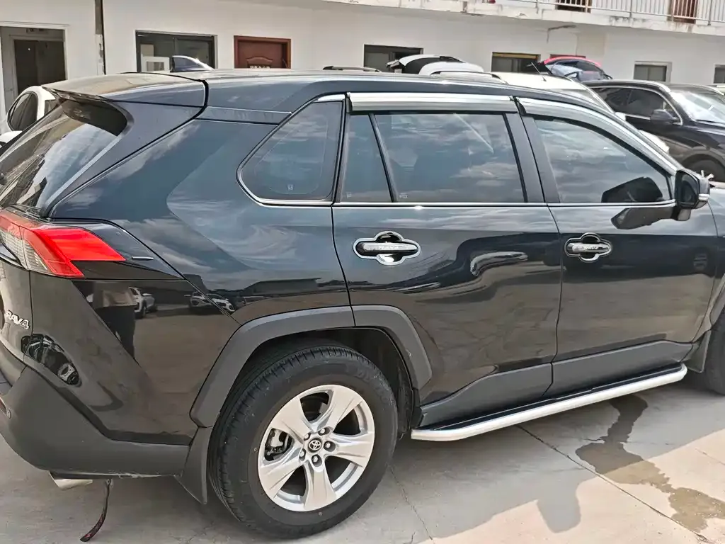 Toyota RAV4 — фото 5