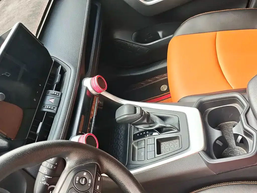 Toyota RAV4 — фото 8