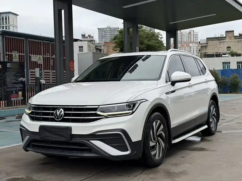 Volkswagen Tiguan L — фото 1