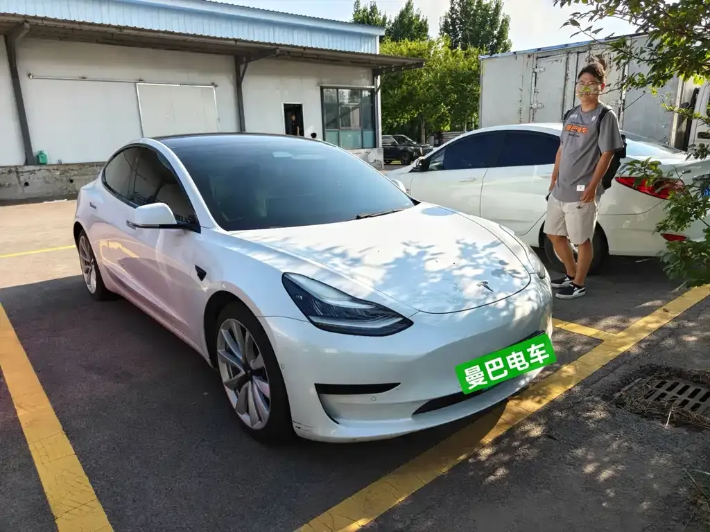 Tesla Model 3 — фото 1