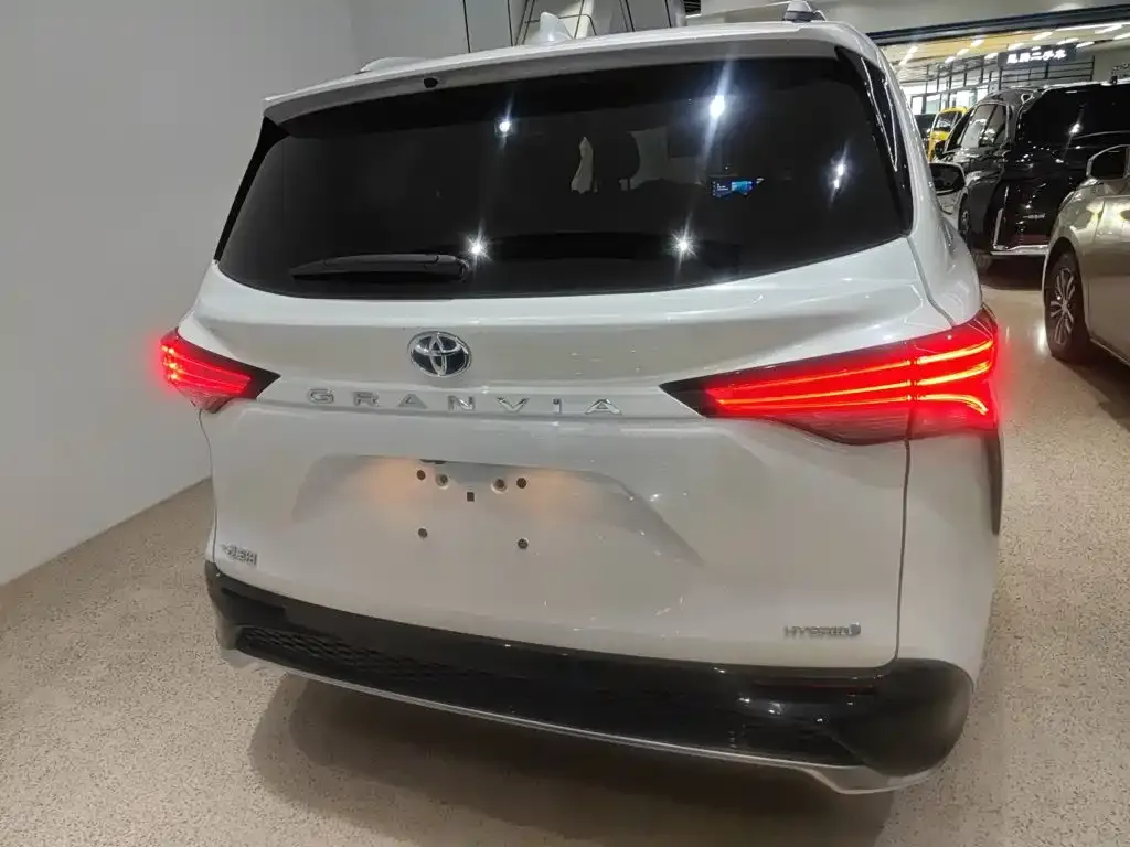Toyota Granvia — фото 5