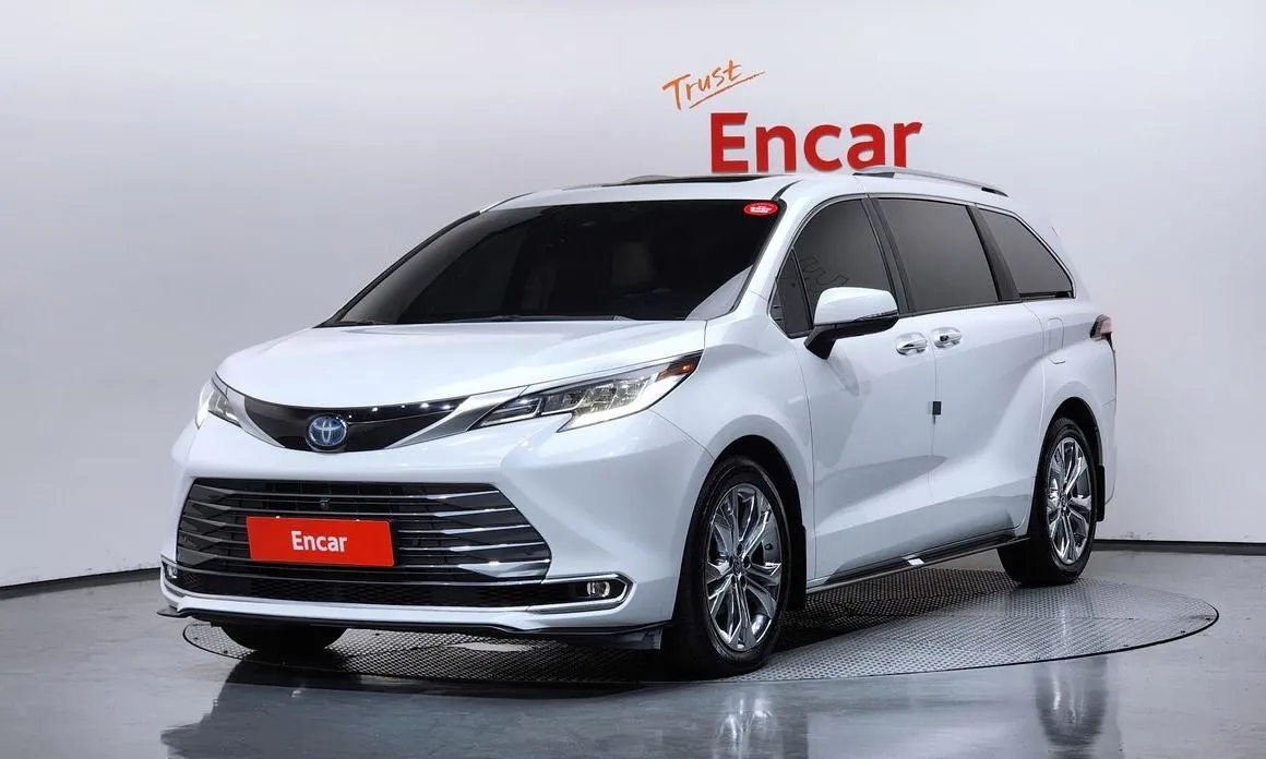 Toyota Sienna — фото 1