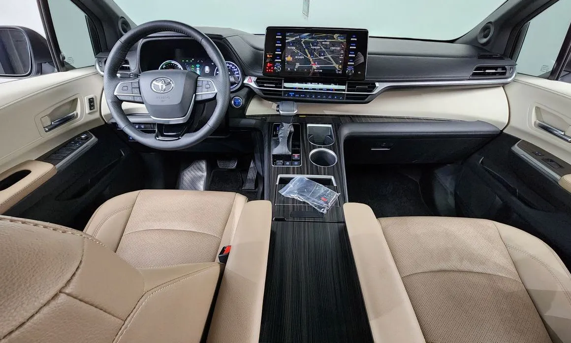 Toyota Sienna — фото 10