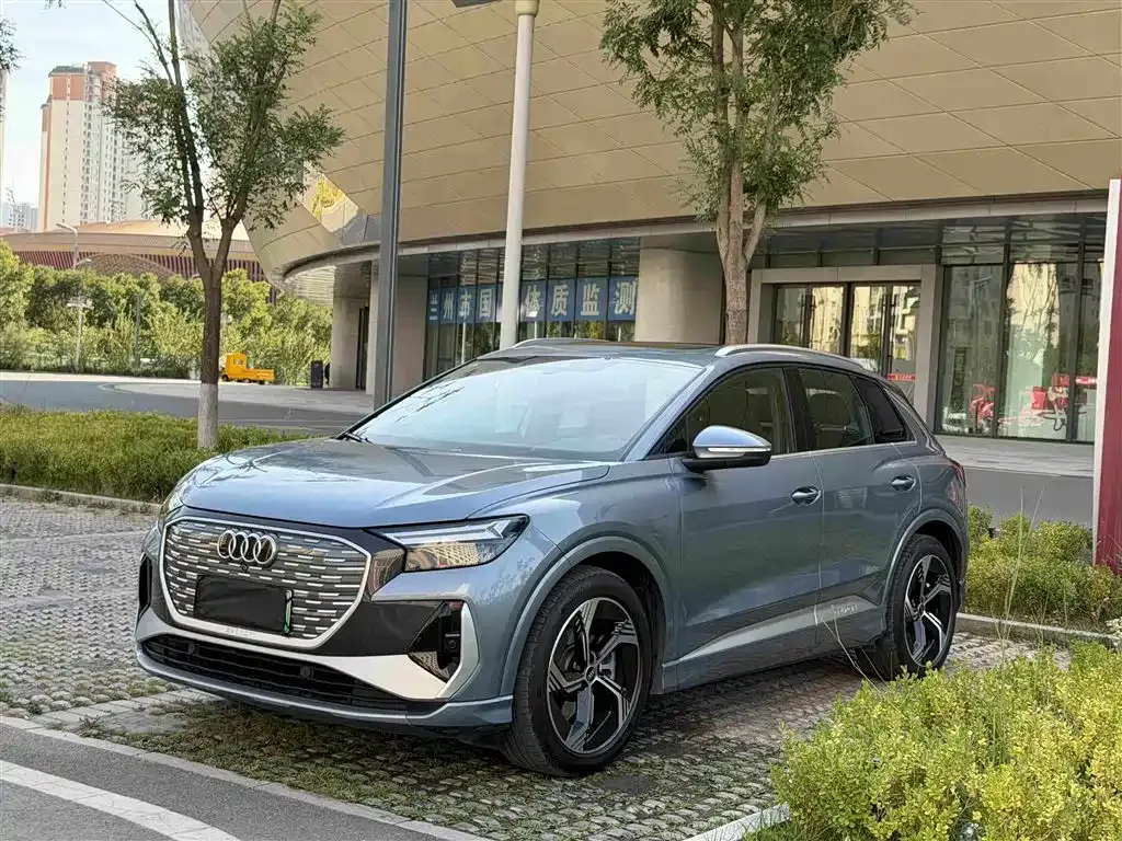 Audi Q4 e-tron — фото 1
