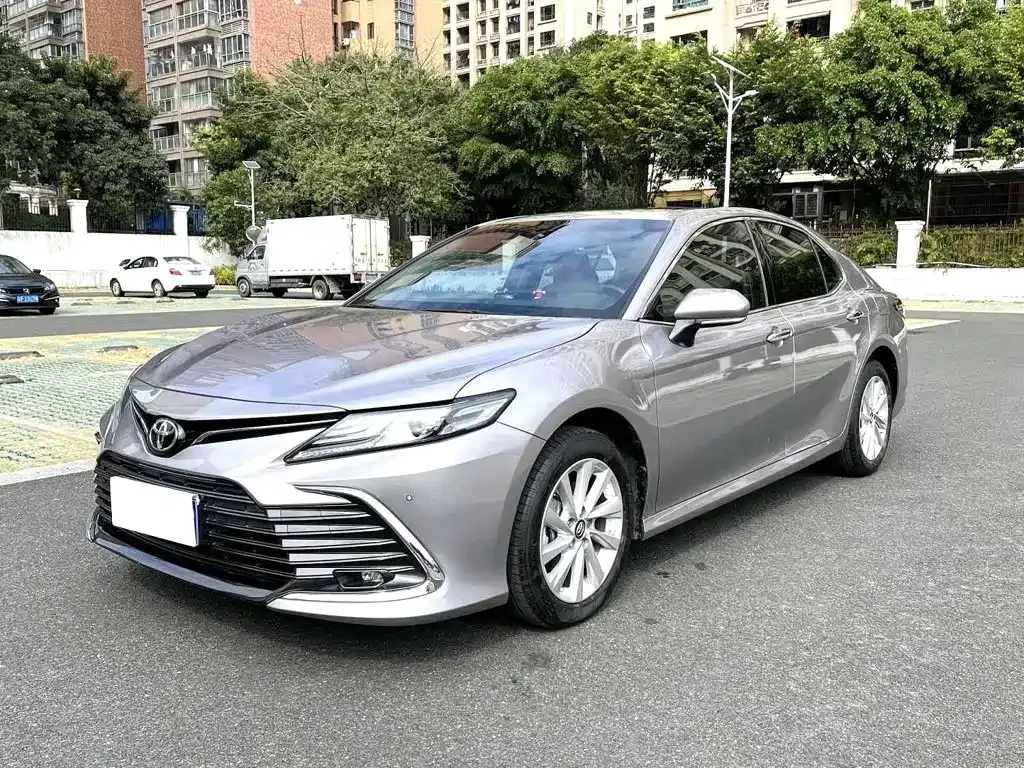 Toyota Camry — фото 1
