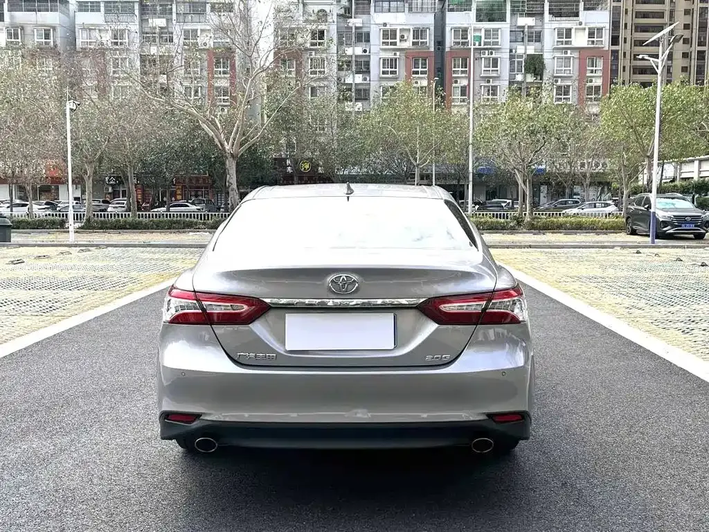 Toyota Camry — фото 5