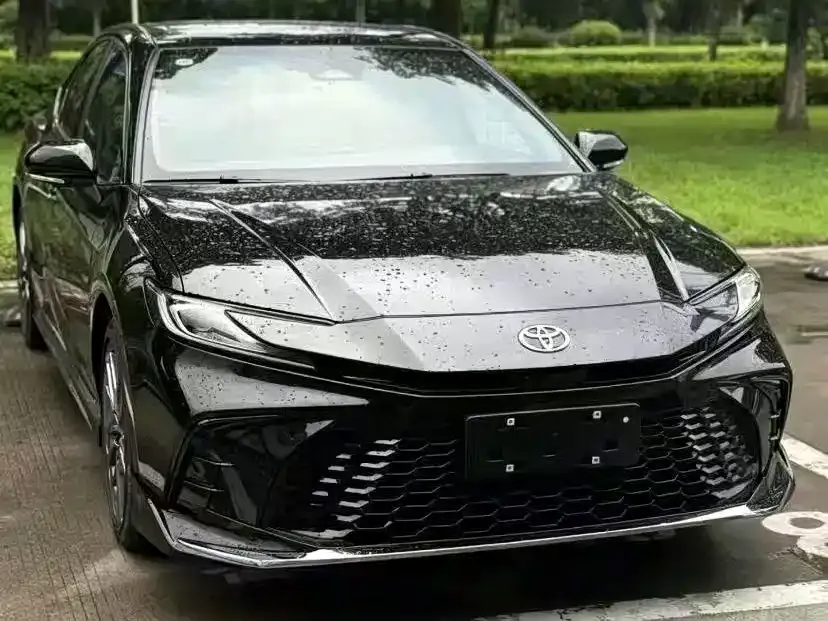 Toyota Camry — фото 1
