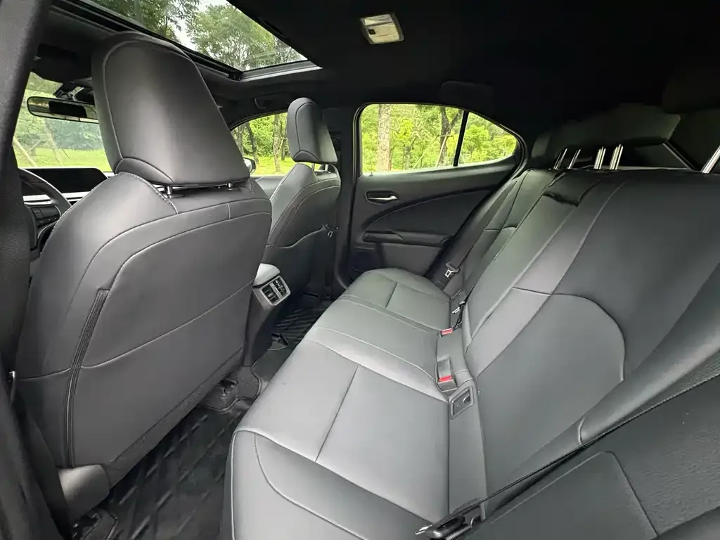 Lexus UX — фото 2