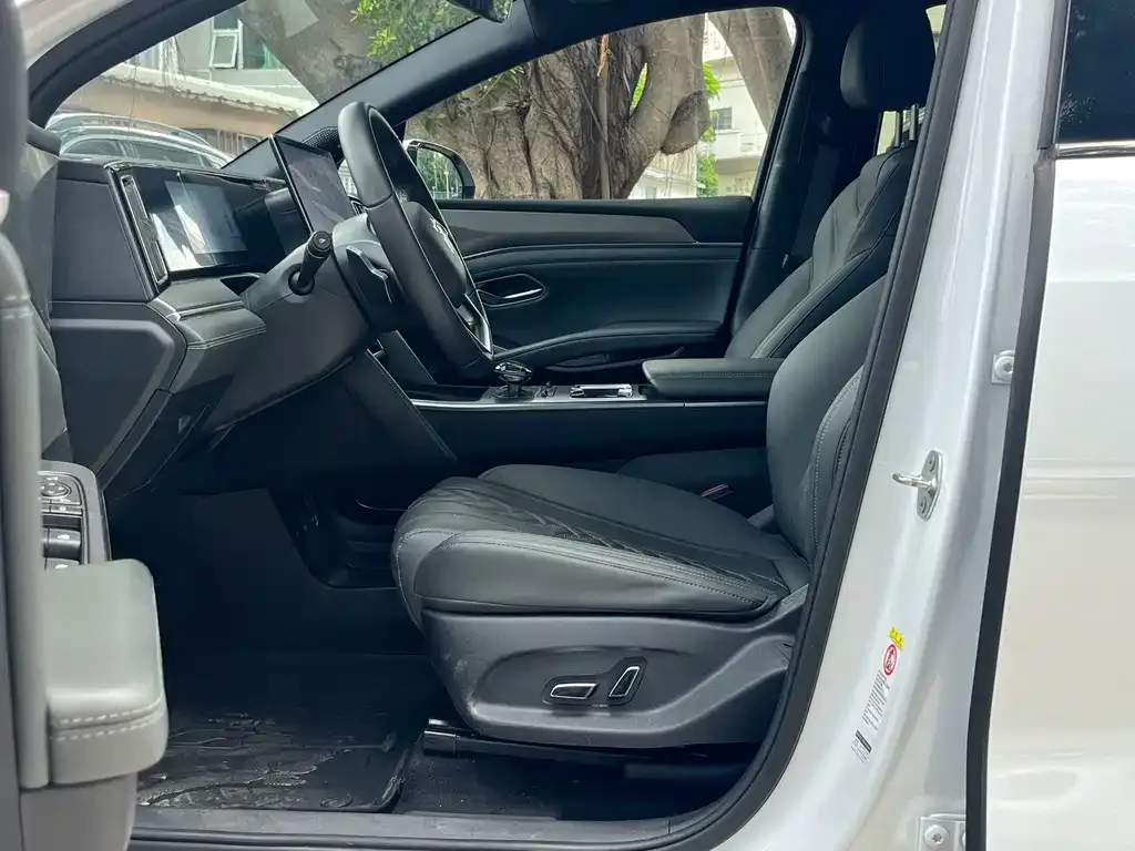 BYD L DM-i — фото 8