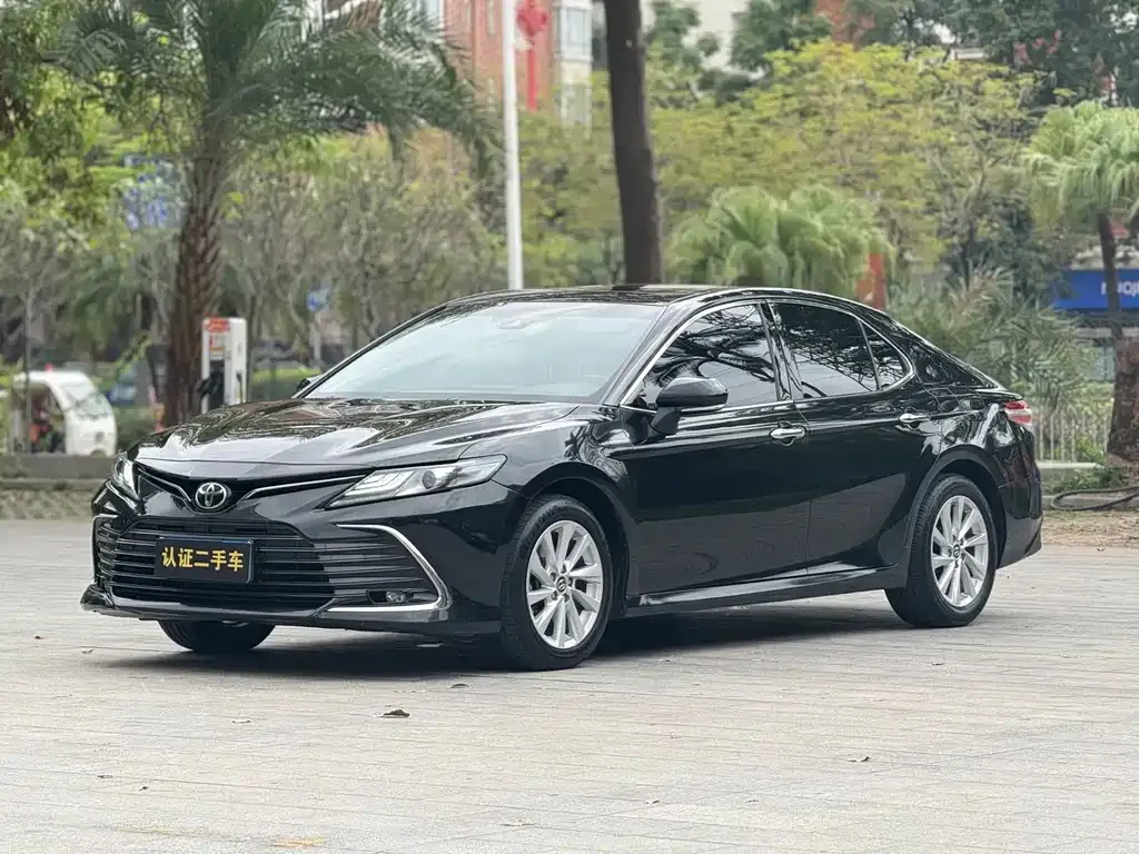 Toyota Camry — фото 1